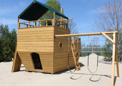 Boat Playground for kids - multy family resort in Ontario - shows playboat with kids playing in winter time pic 2